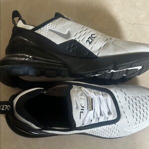 Nike 270 Like New - Black and White Sneakers with Air Max Cushioning